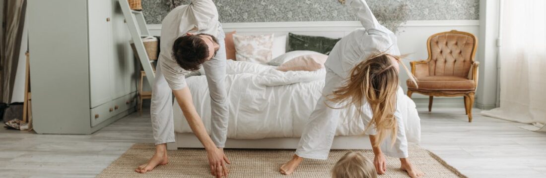 Poți face numeroase tipuri de exerciții de stretching chiar la tine acasă, fără a avea nevoie de echipamente speciale sau de mult spațiu. Important este să îți alegi exercițiile potrivite pentru nevoile corpului tău și să le execuți corect, cu atenție la respirație și poziția corpului.