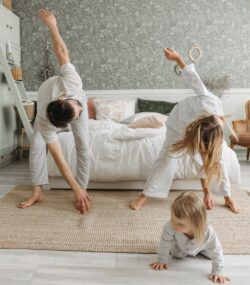 Poți face numeroase tipuri de exerciții de stretching chiar la tine acasă, fără a avea nevoie de echipamente speciale sau de mult spațiu. Important este să îți alegi exercițiile potrivite pentru nevoile corpului tău și să le execuți corect, cu atenție la respirație și poziția corpului.