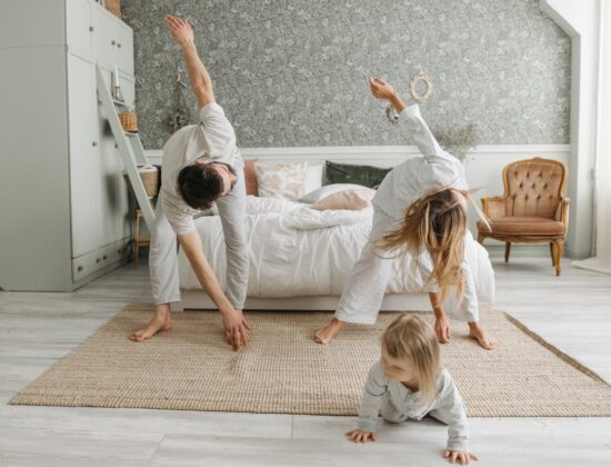 Poți face numeroase tipuri de exerciții de stretching chiar la tine acasă, fără a avea nevoie de echipamente speciale sau de mult spațiu. Important este să îți alegi exercițiile potrivite pentru nevoile corpului tău și să le execuți corect, cu atenție la respirație și poziția corpului.