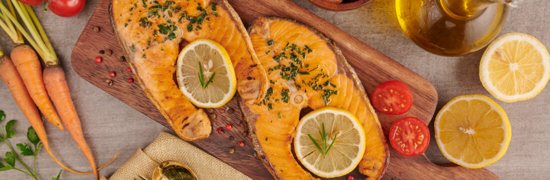 Imagine cu vedere de sus cu surse naturale de omega 3, alimente proaspete cu grasimi sanatoase: somon, oua, ulei de pește, migdale
