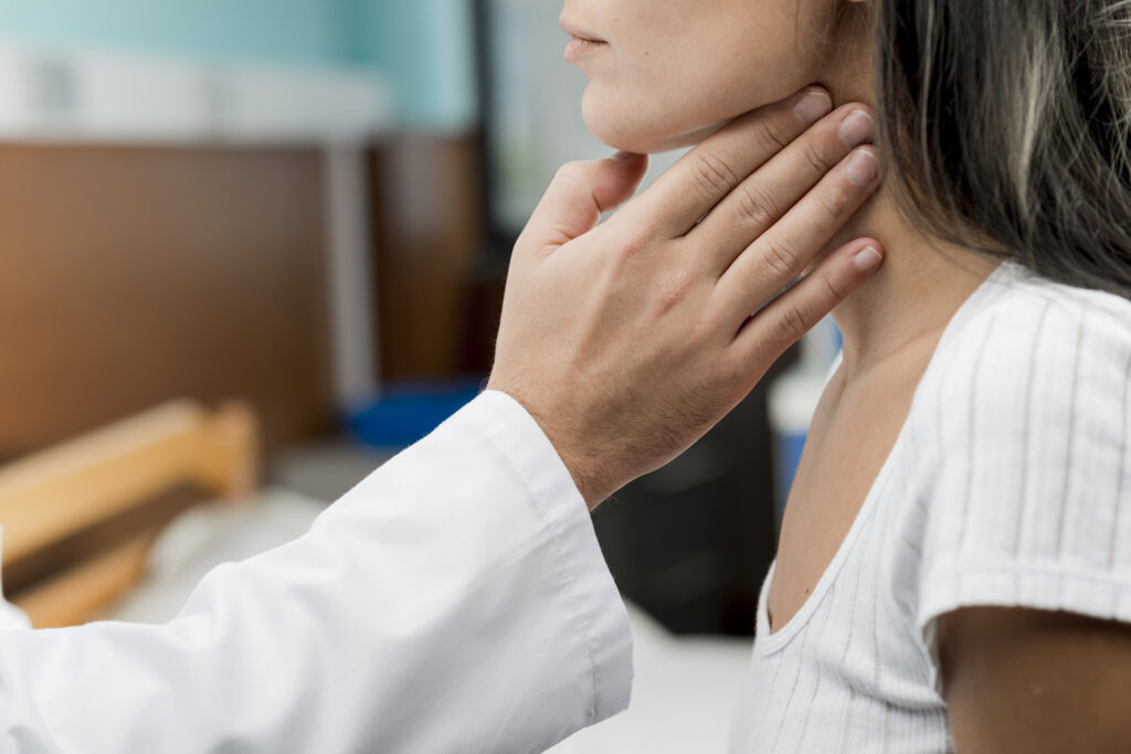 Doctor examineaza o pacienta. Imagine de aproape, sanatatea tiroidei