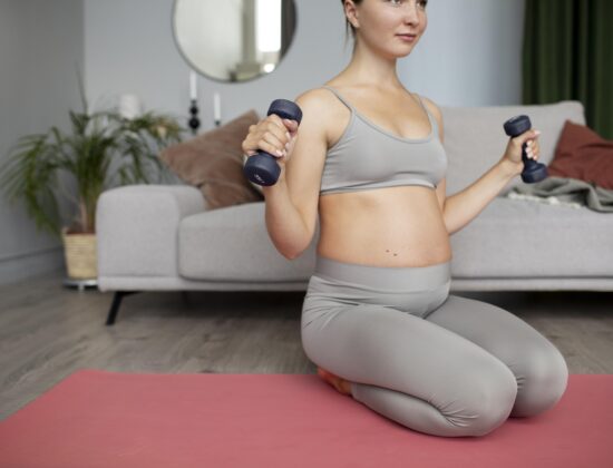 Femeie insarcinata face exercitii sport usoare pentru sarcina cu greutati mici