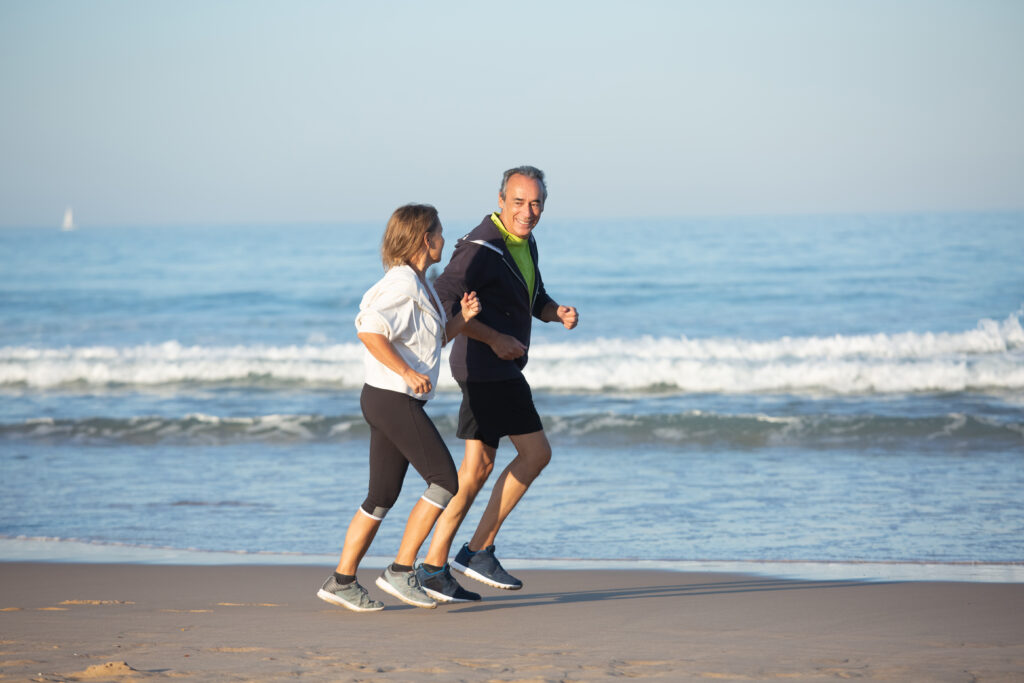 Cuplu în vârstă face jogging pe plaja