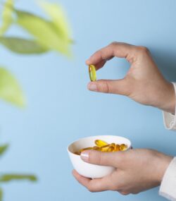 mana unei femei su suplimente alimentare in mana