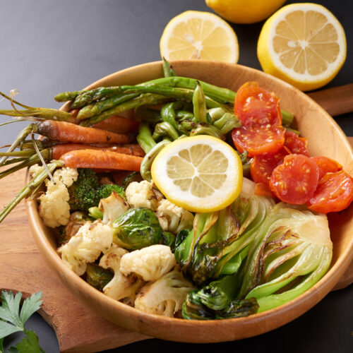 Imagine de sus cu bol plin de legume gatite, optime pentru dieta Pritikin