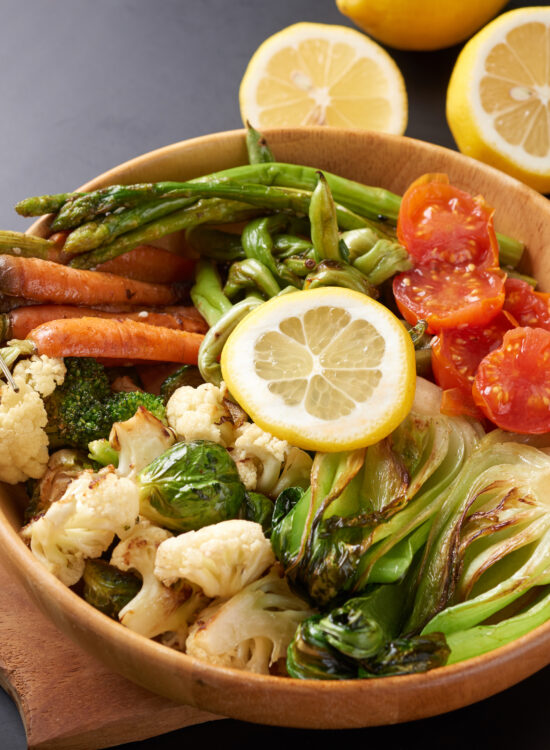 Imagine de sus cu bol plin de legume gatite, optime pentru dieta Pritikin