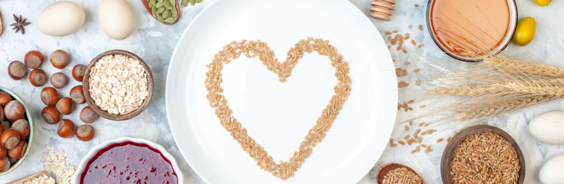 O masă plină cu alimente sănătoase pline de prebiotice naturale: legume, fructe, iaurt, semințe și verdețuri