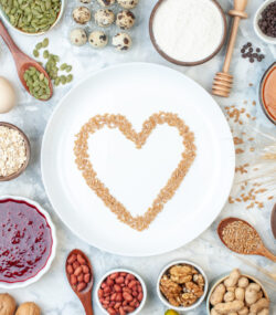 O masă plină cu alimente sănătoase pline de prebiotice naturale: legume, fructe, iaurt, semințe și verdețuri