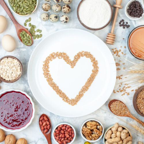 O masă plină cu alimente sănătoase pline de prebiotice naturale: legume, fructe, iaurt, semințe și verdețuri