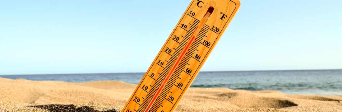 termometru in nisip pe plaja, canicula, caldura extrema