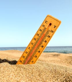 termometru in nisip pe plaja, canicula, caldura extrema