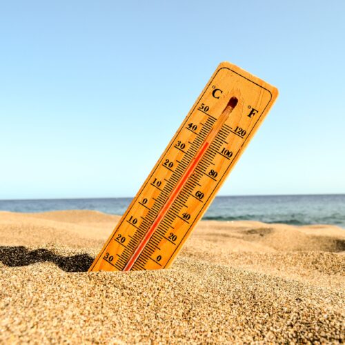 termometru in nisip pe plaja, canicula, caldura extrema