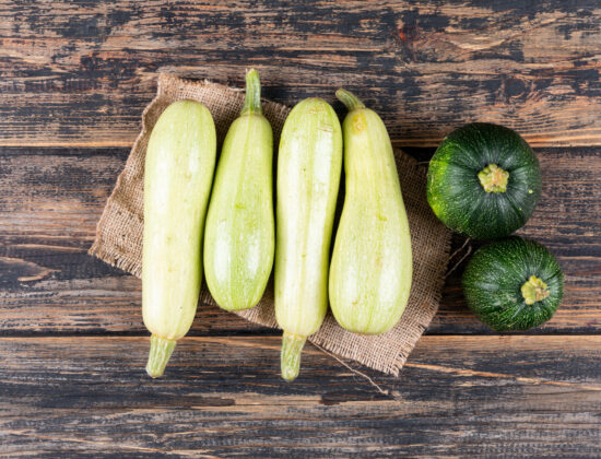 Imagine de sus cu dovlecei românești așezați pe o masă de lemn