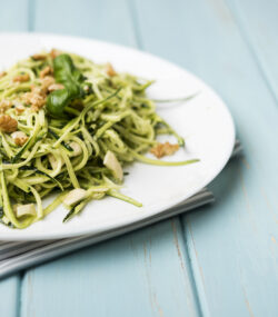 zoodles, paste de zuchini, in farfurie