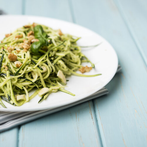 zoodles, paste de zuchini, in farfurie