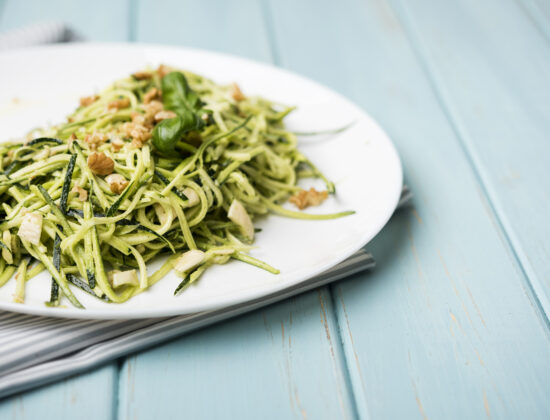 zoodles, paste de zuchini, in farfurie