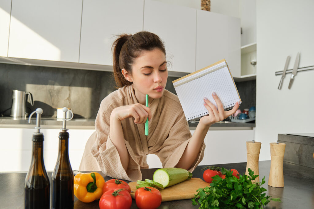 Femeie tanara pregateste meniul saptamanal pentru dieta flexitariana