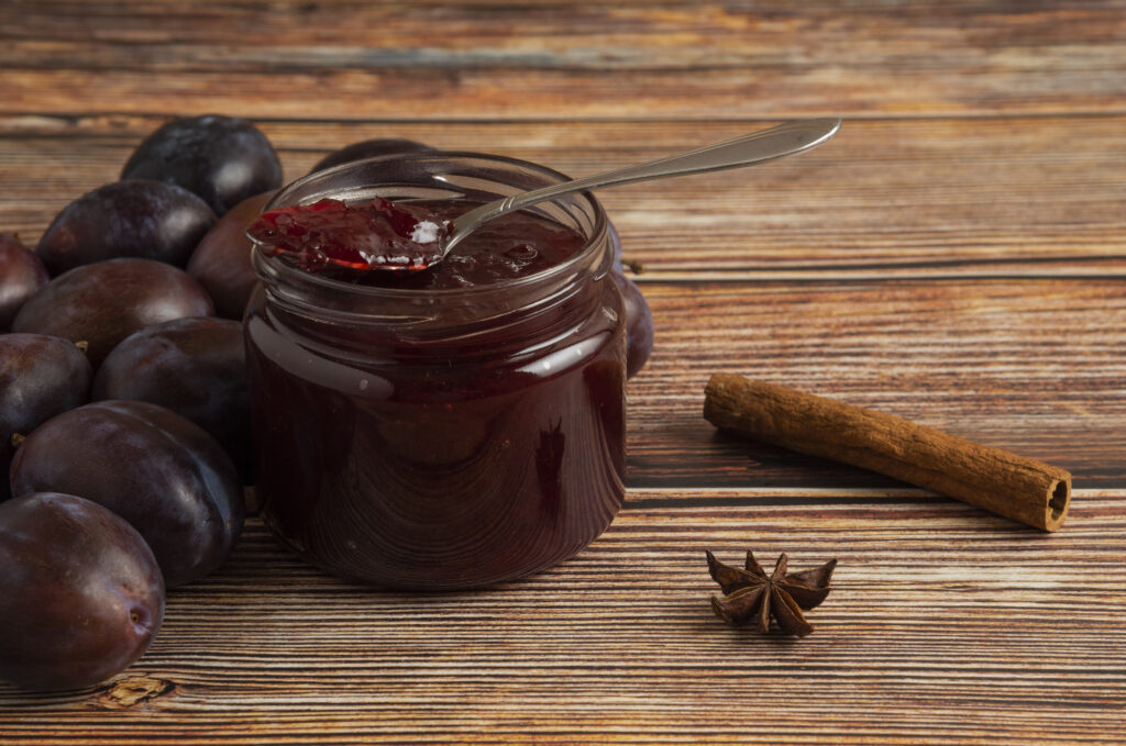 Gem de prune in borcan cu scorțișoară 