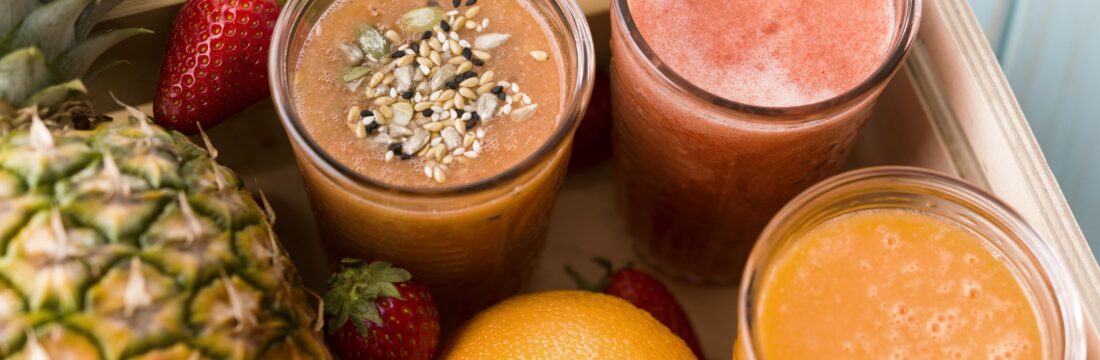 Pahara cu smoothie cu fructe pentru slabit, cu portocale, capsuni si ananas langa