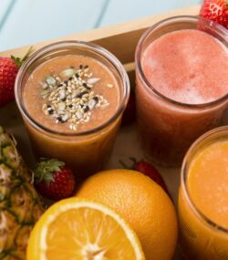 Pahara cu smoothie cu fructe pentru slabit, cu portocale, capsuni si ananas langa