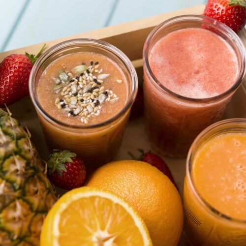 Pahara cu smoothie cu fructe pentru slabit, cu portocale, capsuni si ananas langa