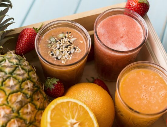 Pahara cu smoothie cu fructe pentru slabit, cu portocale, capsuni si ananas langa