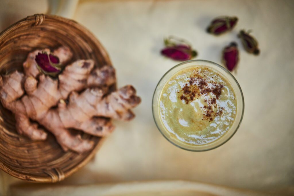 Reteta de smoothie pentru slabit cu ghimbir intr-un pahar, imagine de sus