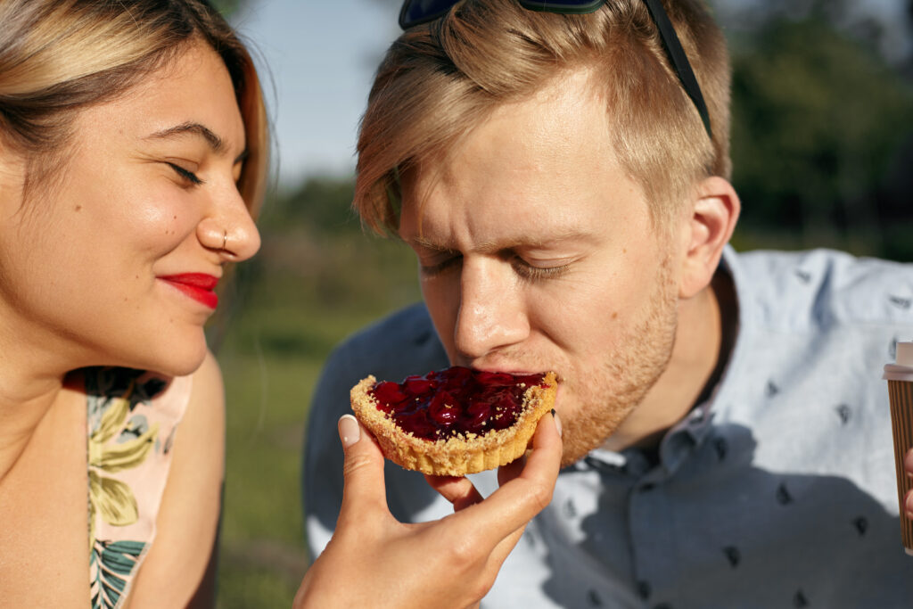 Cuplu imparte o tartă cu gem de prune