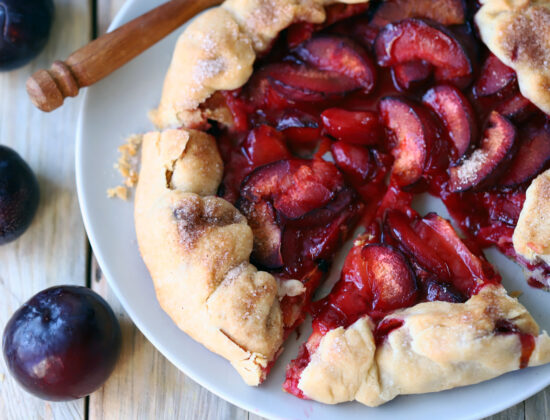 Imagine de sus cu o tarta cu prune proaspete