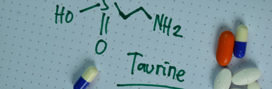 Imagine detaliind formula chimică a taurinei alături de suplimente cu taurină