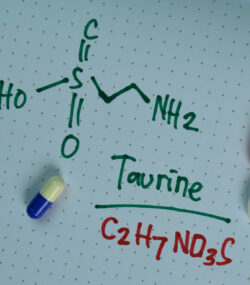 Imagine detaliind formula chimică a taurinei alături de suplimente cu taurină