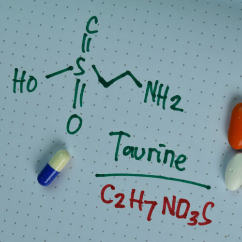 Imagine detaliind formula chimică a taurinei alături de suplimente cu taurină