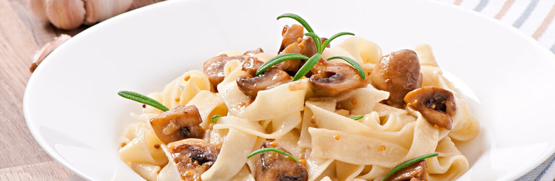 paste cu ciuperci pe farfurie, close up