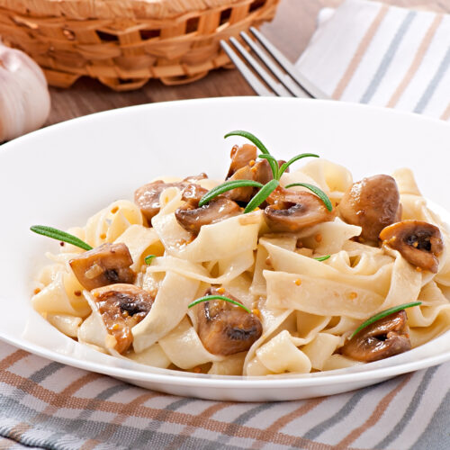 paste cu ciuperci pe farfurie, close up