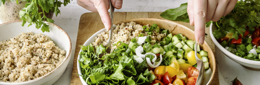 Imagine de aproape, salată cu alimente optime în dieta Montignac, care scad glicemia