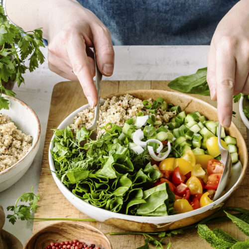 Imagine de aproape, salată cu alimente optime în dieta Montignac, care scad glicemia
