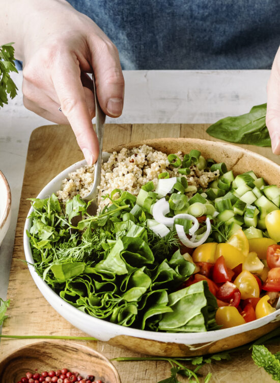 Imagine de aproape, salată cu alimente optime în dieta Montignac, care scad glicemia