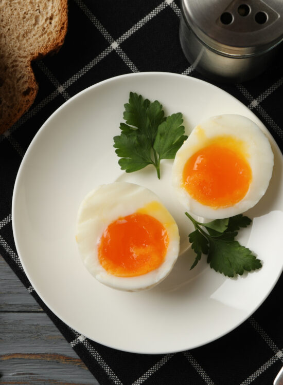 Imagine de sus cu 2 bucati de ou fiert, preparat din dieta mono cu oua