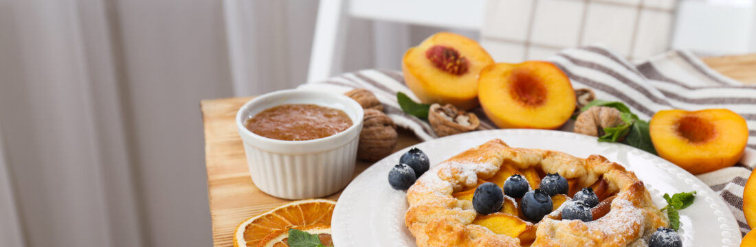 mic dejun pe masa, tarta dulce cu afine si piersici si gem