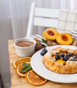 mic dejun pe masa, tarta dulce cu afine si piersici si gem