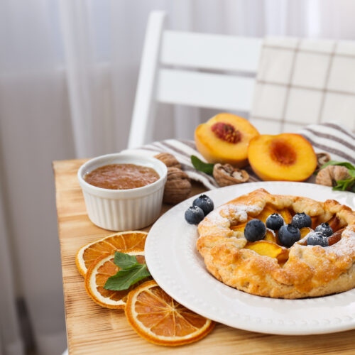 mic dejun pe masa, tarta dulce cu afine si piersici si gem