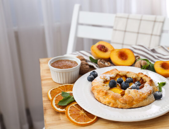 mic dejun pe masa, tarta dulce cu afine si piersici si gem