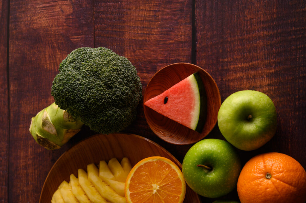 Imagine de sus, alimente cu fibre potrivite intr-o dieta alcalina, pe un fundal de lemn