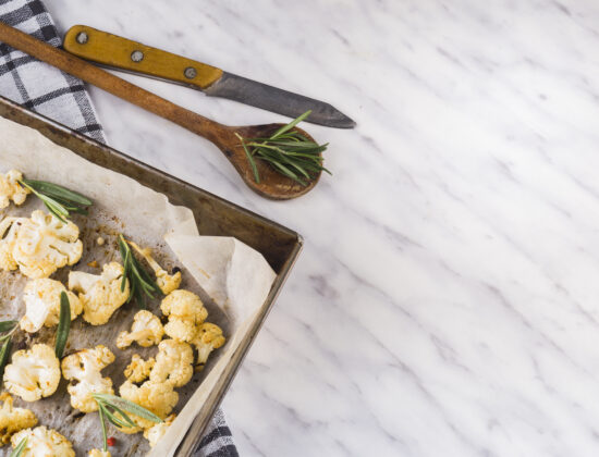 Imagine de sus, conopidă coaptă la cuptor pe o tavă metalică