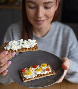 tanara care mananca fericita cottage cheese