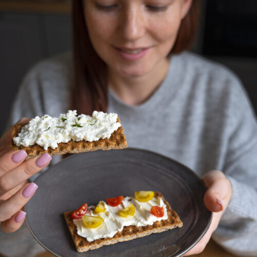 tanara care mananca fericita cottage cheese