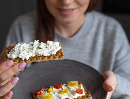 tanara care mananca fericita cottage cheese