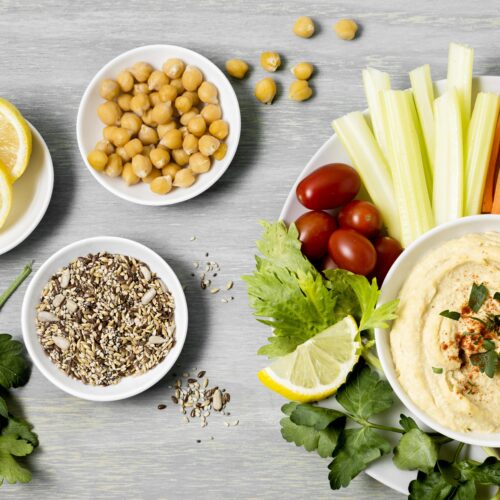 Imagine de sus cu boluri cu alimente proaspete din dieta alcalină: morcovi, castraveți, salată, lămâi