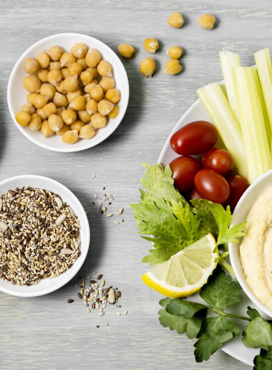 Imagine de sus cu boluri cu alimente proaspete din dieta alcalină: morcovi, castraveți, salată, lămâi