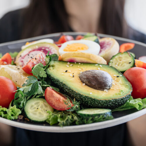 Imagine de aproape, farfurie cu alimente sănătoase, permise în dieta de 800 calorii
